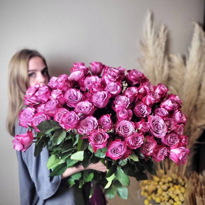 Охапка высоких роз Деп перпел в Новосибирске