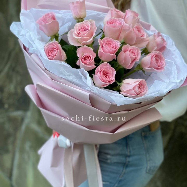 Розовые розы в авторском оформлении с доставкой в Новосибирске