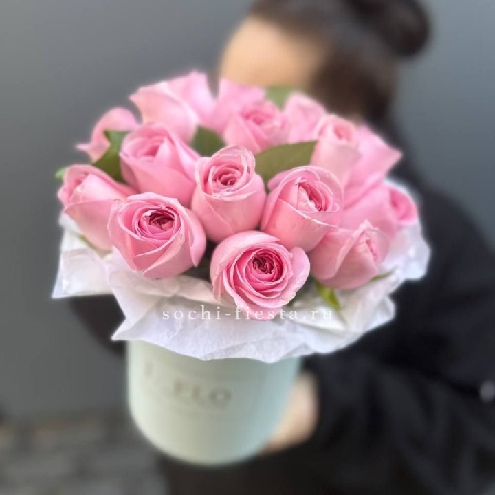 17 розовых роз в цилиндре в Новосибирске