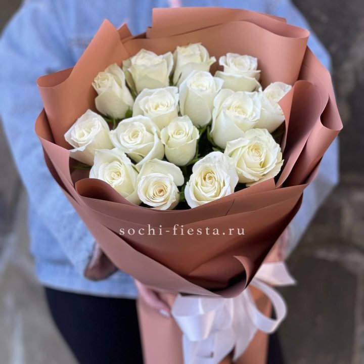 15 белых роз сиена в Новосибирске