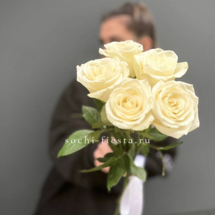 Букет 5 белых роз  в Новосибирске