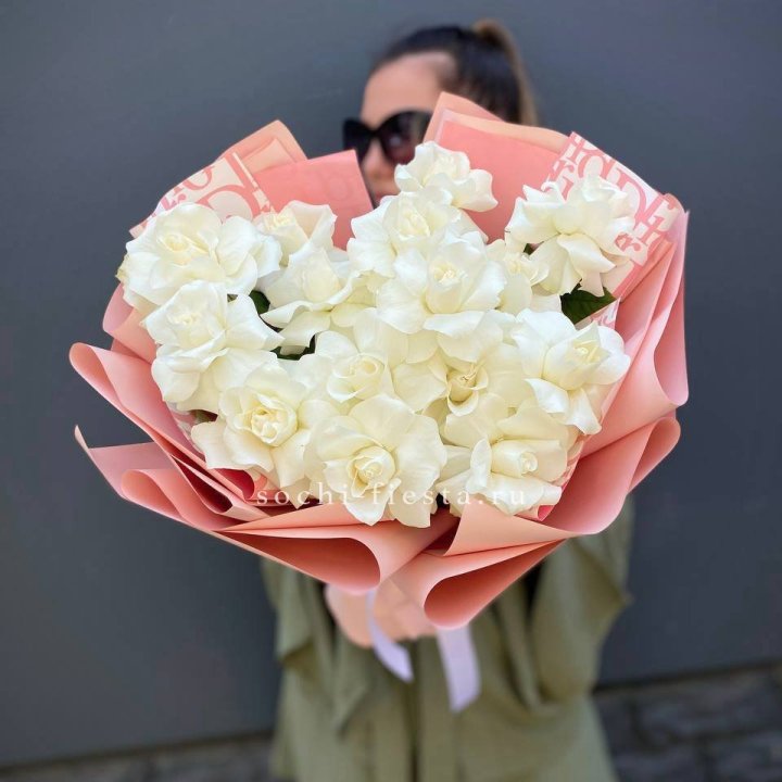 Белые розы "Аморе" в Новосибирске