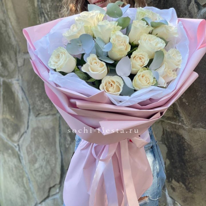 Белые розы в авторском оформлении с доставкой в Новосибирске