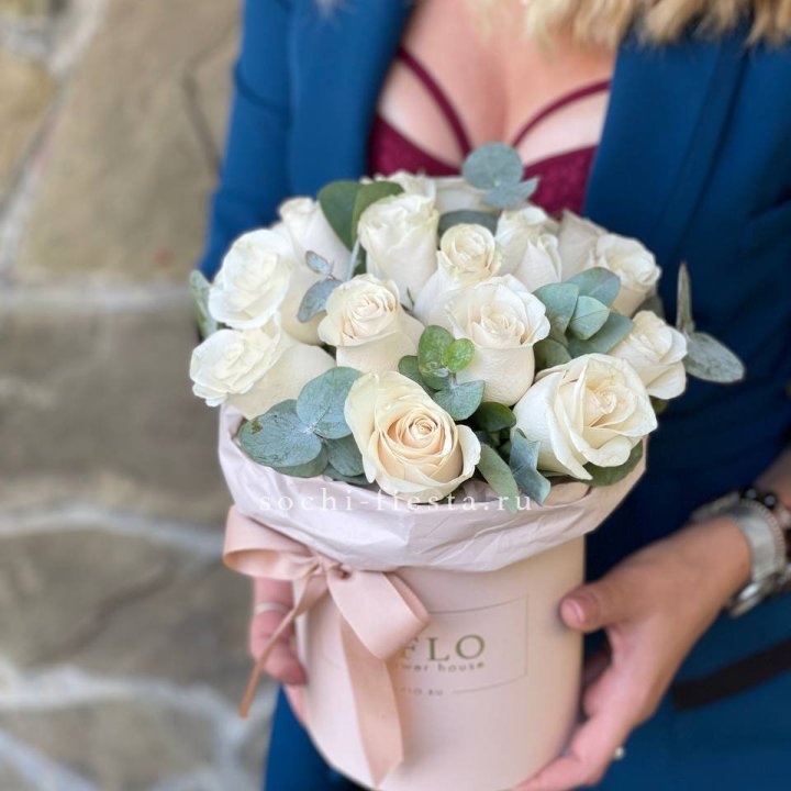 Цилиндр из белых роз в Новосибирске