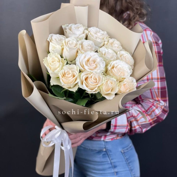 15 белых роз кофе в Новосибирске