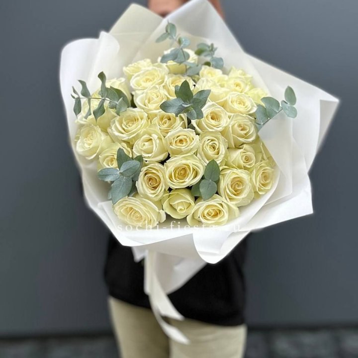 31 белая роза с эвкалиптом в Новосибирске