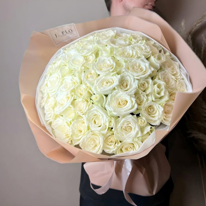 51 белая  роза в оформлении в Новосибирске