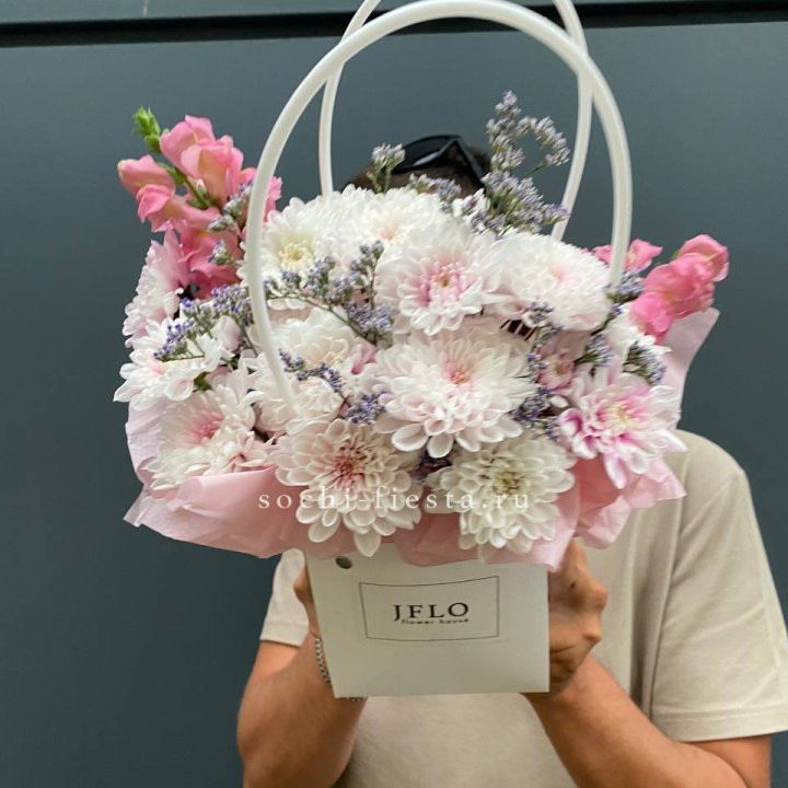 Сумочка из стойких цветов  в Новосибирске