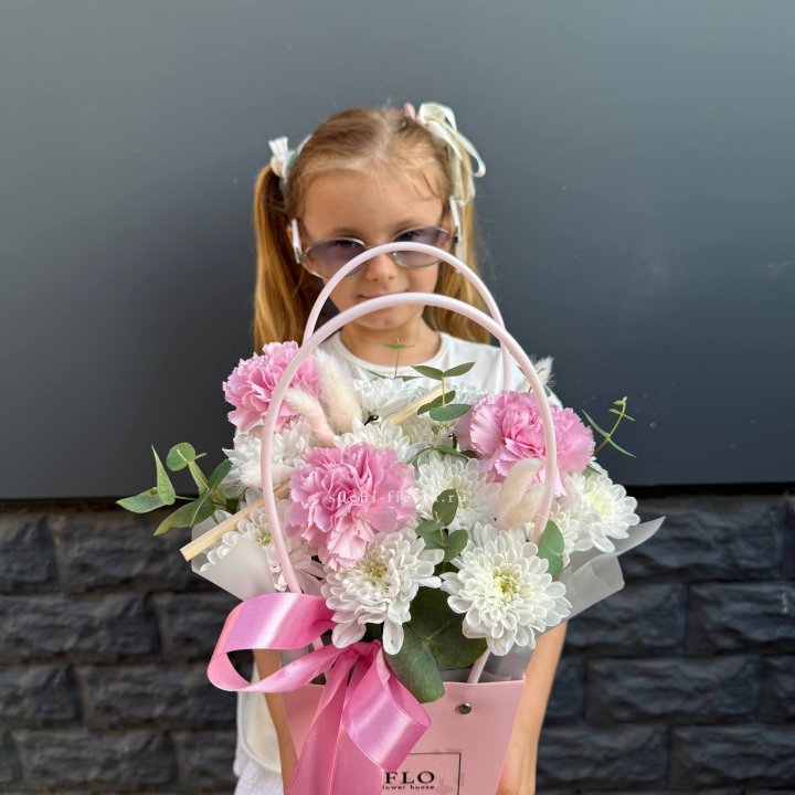 Сумочка из стойких хризантем и диантуса в Новосибирске