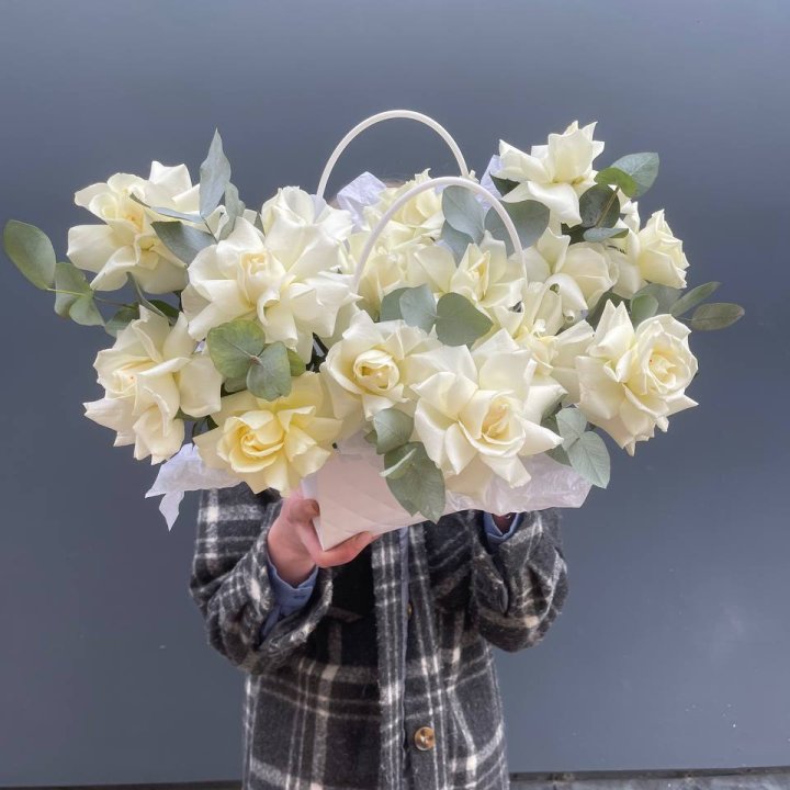 15 белых роз в сумочке в Новосибирске