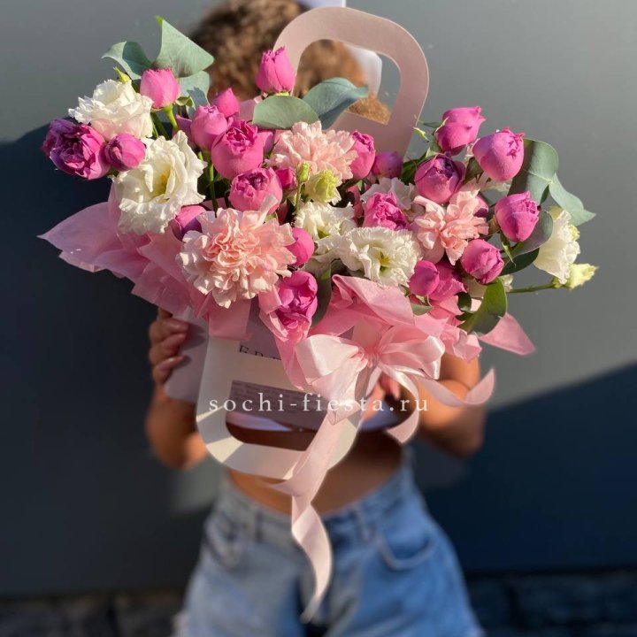 Сумочка с кустовой розой и диантусами в Новосибирске