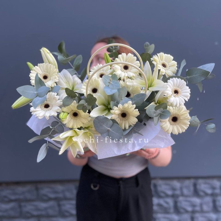Сумочка лилии и герберы в Новосибирске