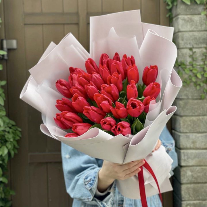 35 красных тюльпанов в Новосибирске